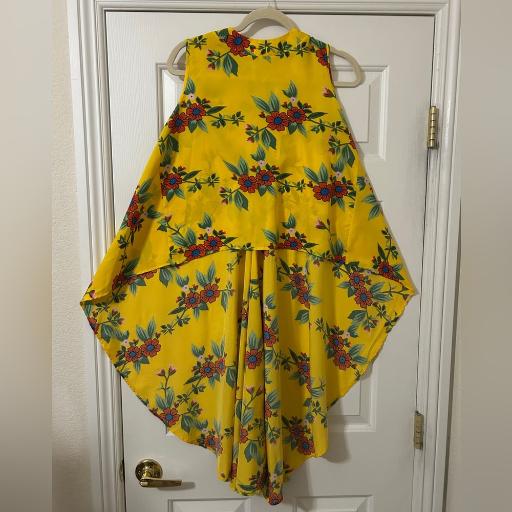 True Destiny Yellow Floral Blouse with Red & Blue Blooms. Size M. - Picture 4 of 4